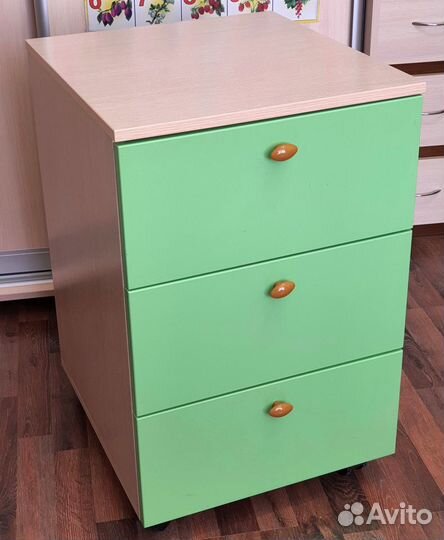 Тумба выкатная на колёсах, три ящика