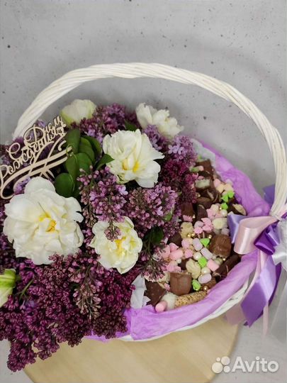 Подарочная корзина с цветами и конфетами