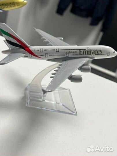 Модель самолета emirates airbus 380