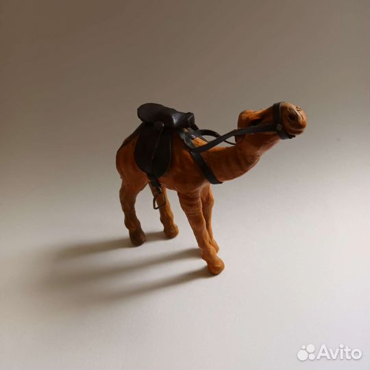 Фигурка верблюда (кожа)