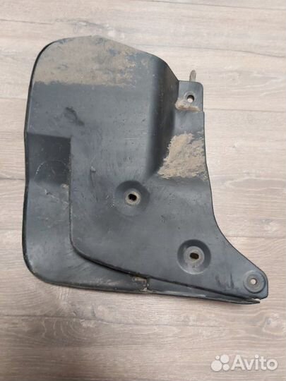 Брызговик передний левый Toyota Land Cruiser 200