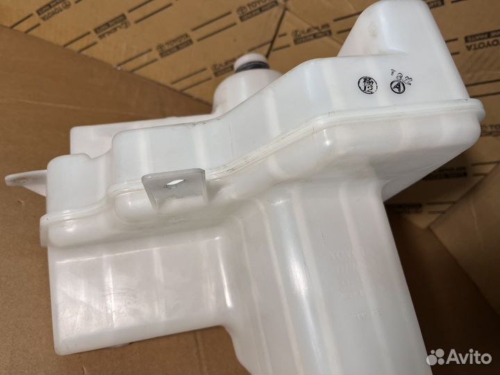 Бачок омывателя Toyota RAV4 40 2012-2017