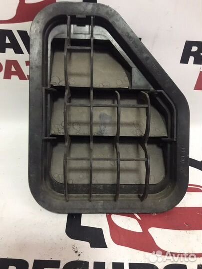 Решетка вентиляции багажника задняя правая Vw