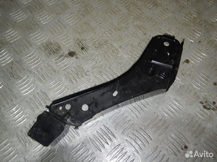 Кронштейн крыла Peugeot 308