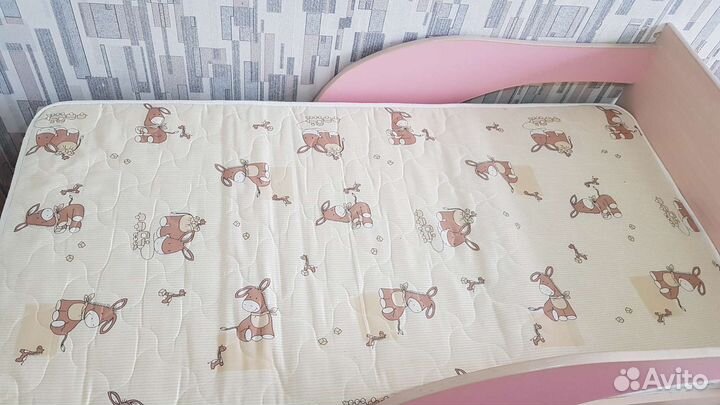 Детская кровать с бортиком и матрасом