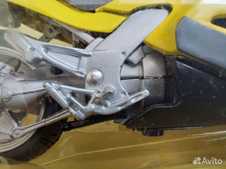 Коллекционная модель мотоцикла BMW K1200RS 1:18