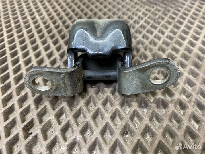 Петля двери верхняя передняя правая Nissan Primera