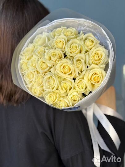 25 белых роз на 8 Марта