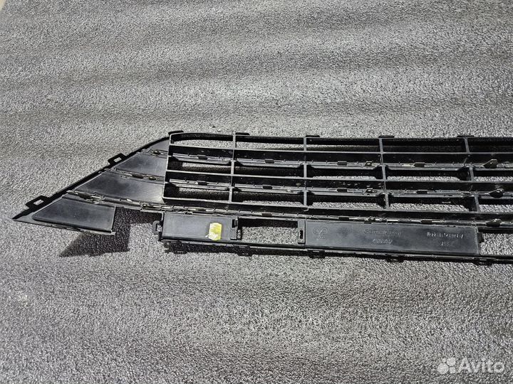 Volkswagen Touareg 2 Решётка в бампер Оригинал