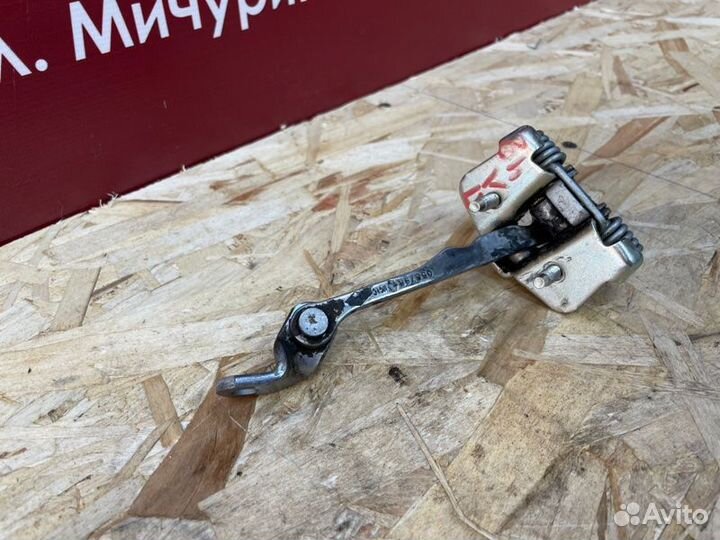 Ограничитель двери Renault Duster