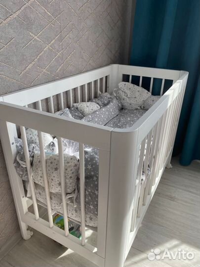 Детская кроватка с маятником