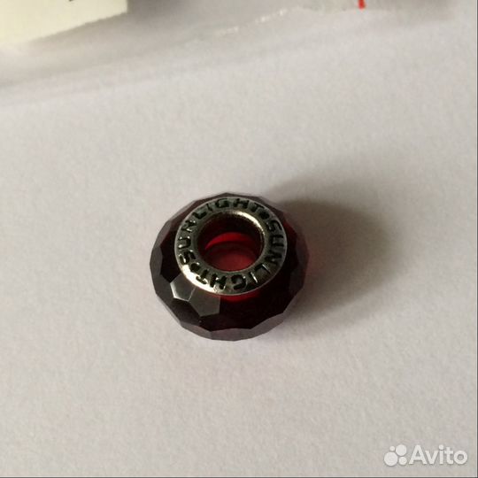 Шарм рубинового цвета