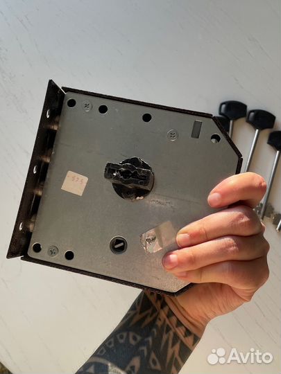 Замок дверной