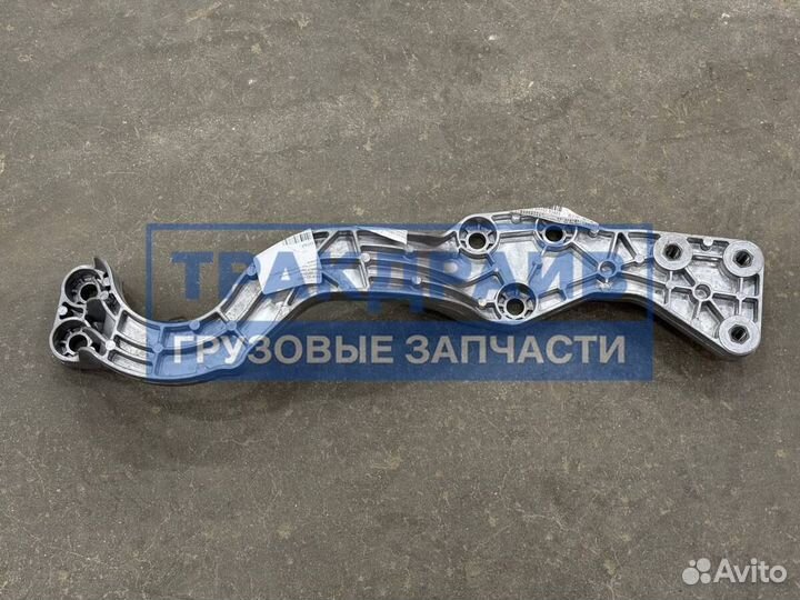 Правый соединительный кронштейн ступеньки первого уровня Dongfeng GX