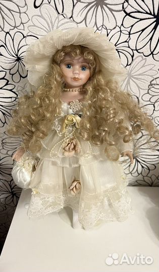 Кукла фарфоровая
