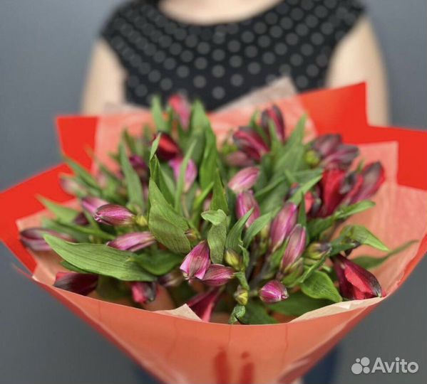 Букет из ярких, стойких альстромерий