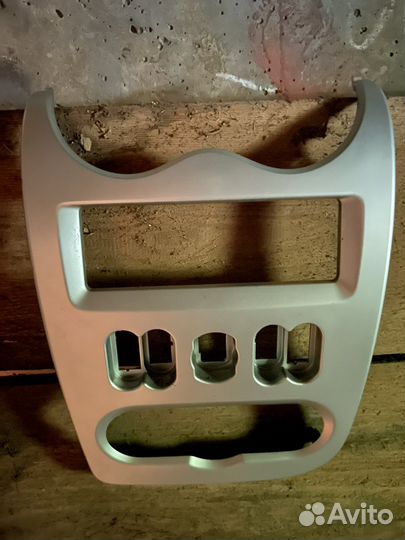 Рамка на Рено Логан 2010 года