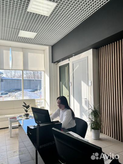 Продавец в салон дверей