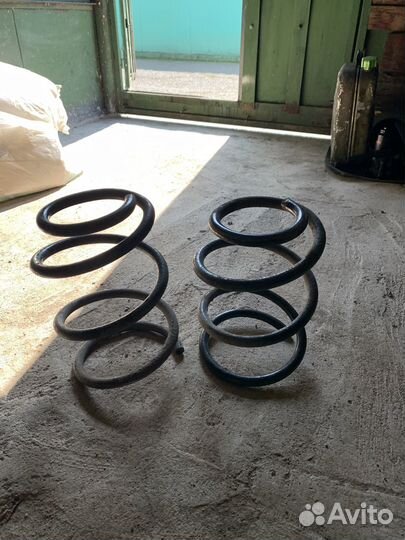 Пружины передние Grand Starex