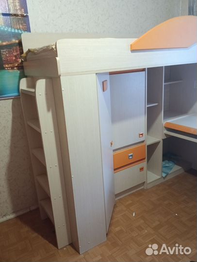 Кровать-чердак со столом и шкафом внизу