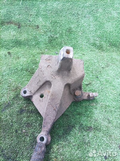 Кронштейн опоры МКПП Renault Fluence