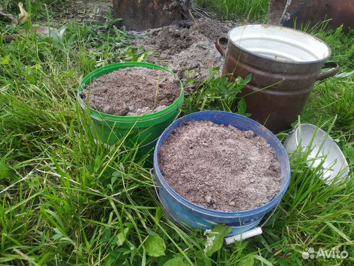 Ведро древесной золы. Зола