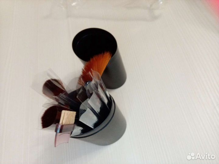 Кисти косметические в пластиковом кейсе