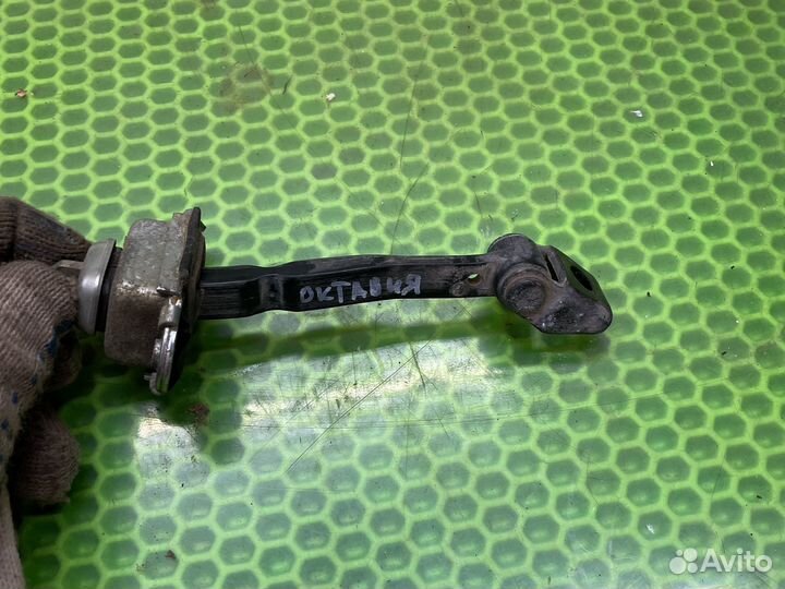 Задний левый ограничитель октавия а5