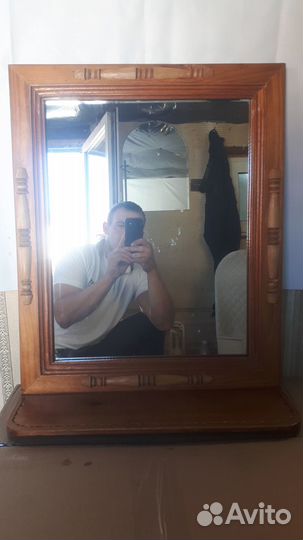 Зеркало в деревянной рамке