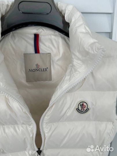 Жилетка moncler натуральный пух S