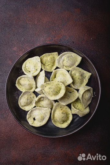 Зеленые равиоли с креветкой и сыром