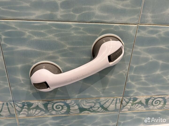 Ручка (поручень) на вакуумных присосках для ванной