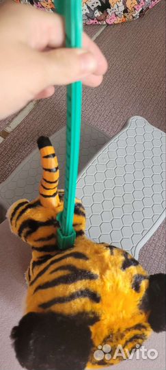 Игрушка тигренок мурчащий на поводке