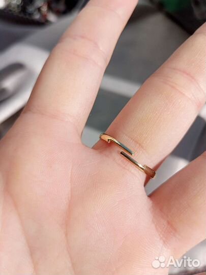 Браслет с кольцом на цепи и синими фианитами