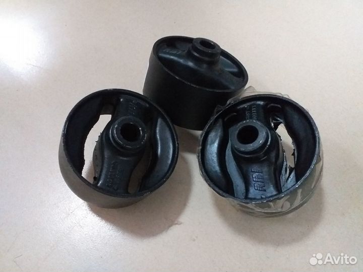 Опора двигателя Toyota 12361-74300