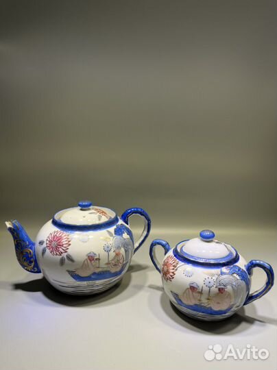 Фарфоровые чайник и сахарница