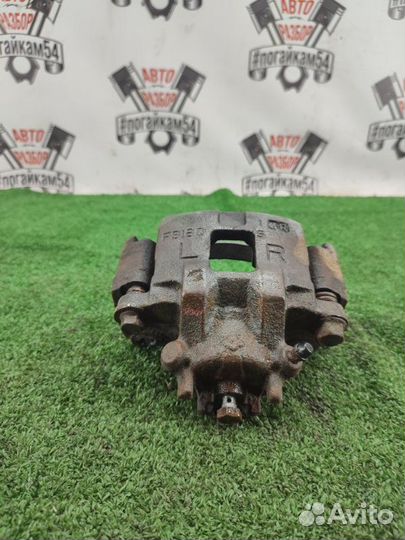 Суппорт передний правый Mitsubishi Lancer Cedia