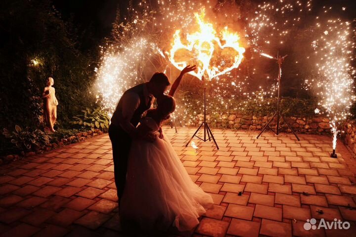 Холодные фонтаны, тяжёлый дым, горка шампанского