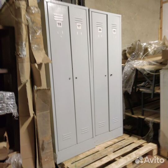 Металлический шкаф для одежды