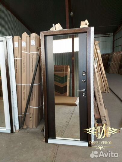 Дверь входная Фаворит зеркало