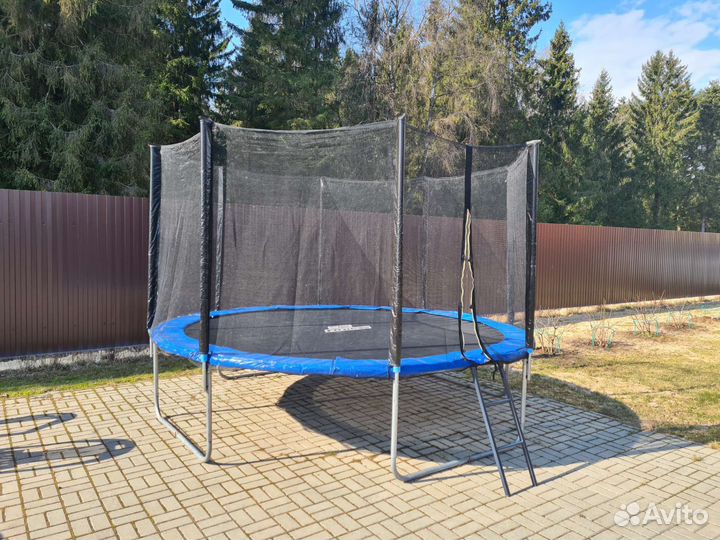 Батут с защитной сеткой