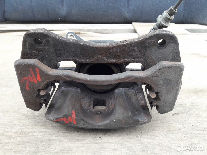 Суппорт тормозной передний Mitsubishi Grandis