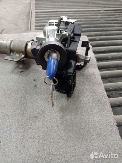 Замок зажигания вместе с валом