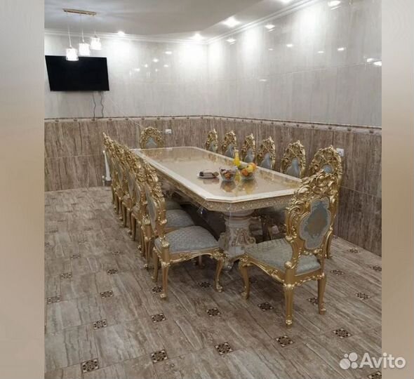 Большой обеденный стол со стульями