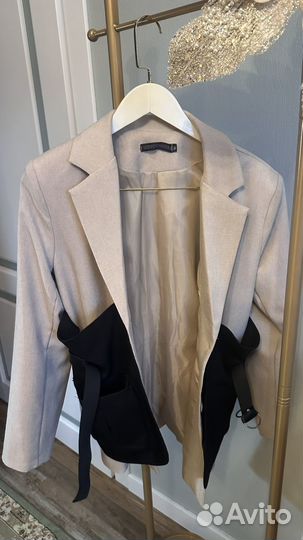 Пиджак с корсетной вставкой и ремнем м-l