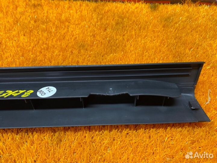 Накладка на порог салона передняя правая