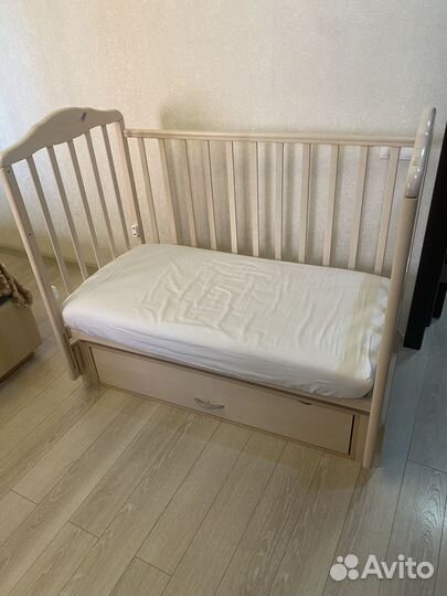 Детская кроватка с маятником и ящиком