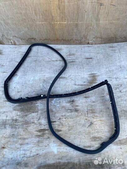 Уплотнительная резинка задней правой двери Audi A6