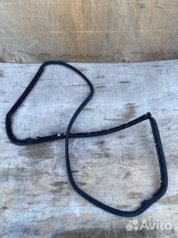 Уплотнительная резинка задней правой двери Audi A6