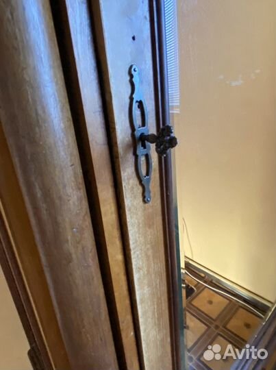 Старинный антикварный шкаф